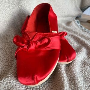 Red Bow Toms